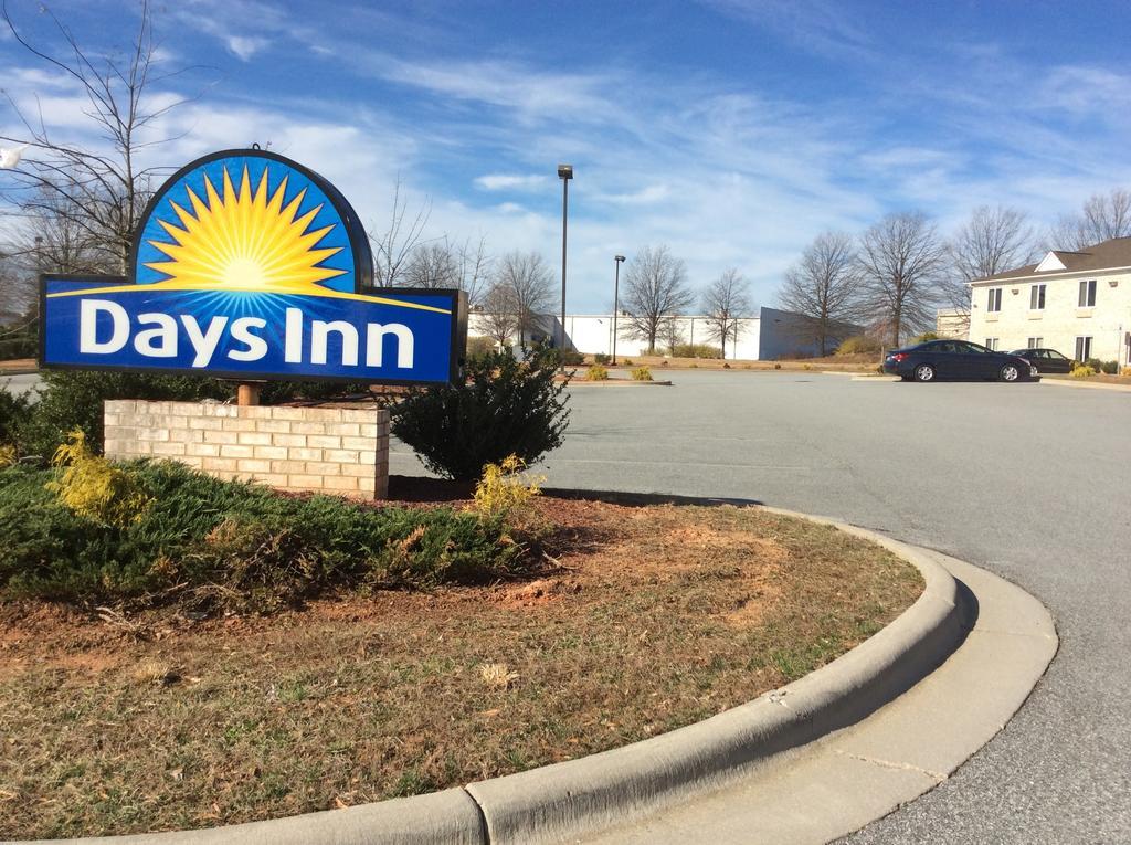 Days Inn By Wyndham Greensboro Nc Exterior photo